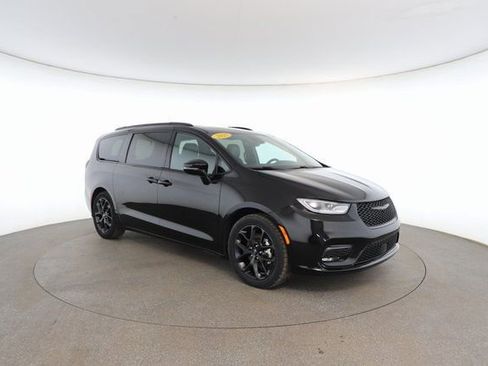 Used 2025 Chrysler Pacifica Limited image 26