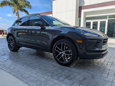 Used 2025 Porsche Macan Base image 2