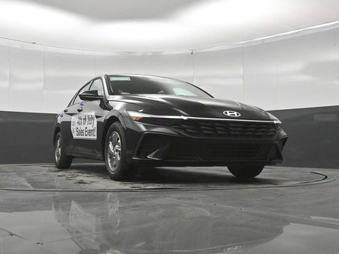New 2026 Hyundai Elantra SE FWD image 32