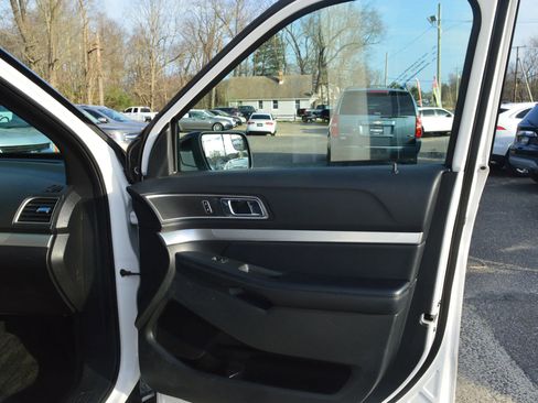 Used 2017 Ford Explorer XLT image 23