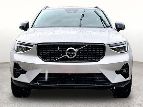 Certified 2025 Volvo XC40 B5 Plus AWD/4WD image 4