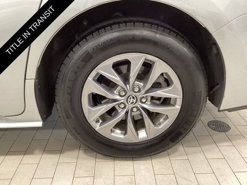 Used 2025 Toyota Sienna XLE FWD image 23