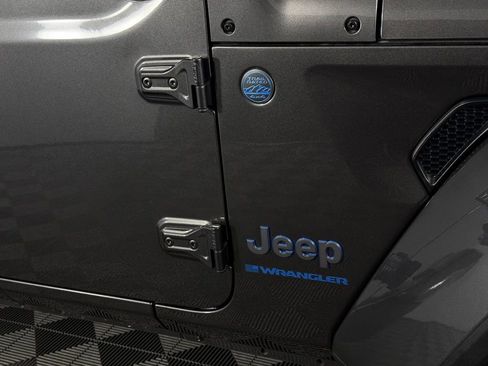 Used 2025 Jeep Wrangler Unlimited Sahara w/ Safety Group AWD/4WD image 11