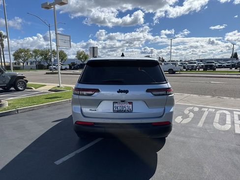 Used 2023 Jeep Grand Cherokee L Laredo image 5