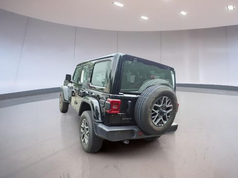 Used 2026 Jeep Wrangler Unlimited Sahara AWD/4WD image 3