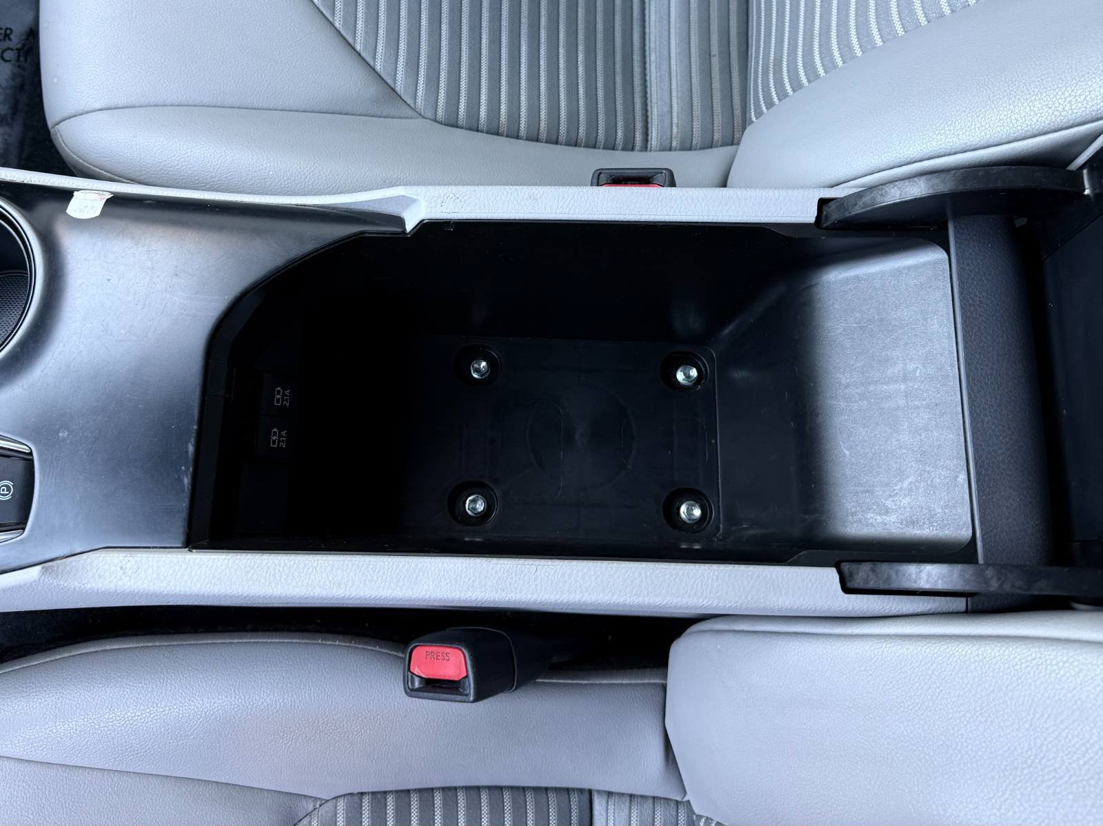 Used 2020 Toyota Camry SE w/ Carpet Mat Package FWD image 35