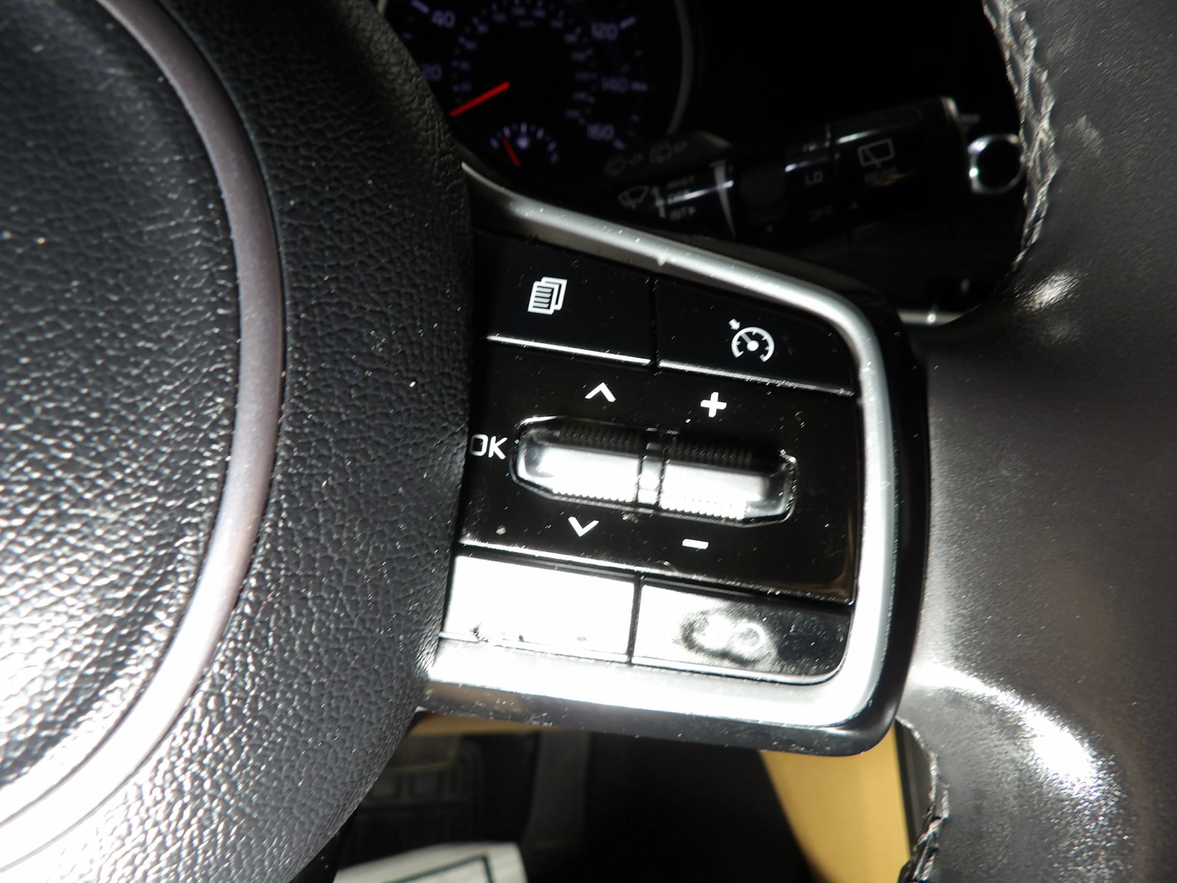 Used 2024 Kia Carnival LX FWD image 24