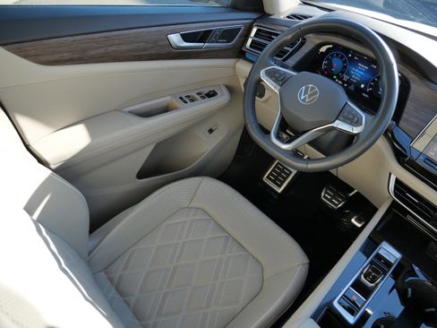 Certified 2025 Volkswagen Atlas SEL Premium R-Line image 9