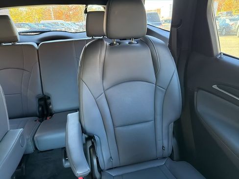Used 2023 Buick Enclave Essence image 16