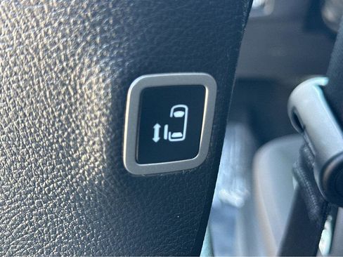 Used 2024 Chrysler Pacifica Touring image 32