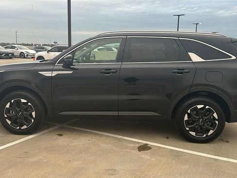 Used 2024 Kia Sorento S image 9
