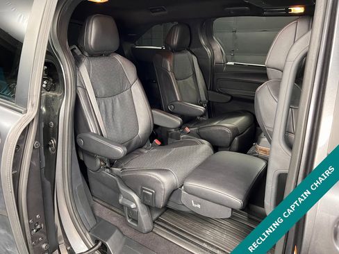 Used 2025 Toyota Sienna Platinum image 11