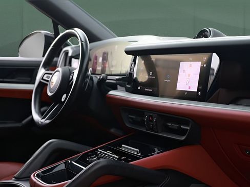 Used 2024 Porsche Cayenne Coupe image 28