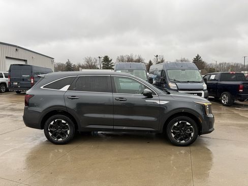 Used 2024 Kia Sorento S image 7