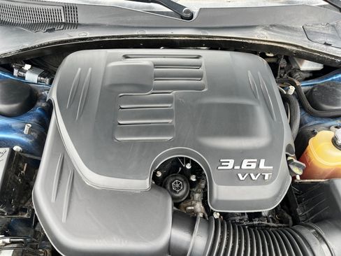 Used 2020 Chrysler 300 Touring w/ Sport Appearance Package RWD image 9