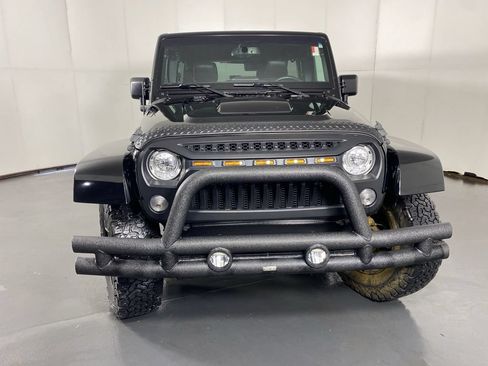 Used 2018 Jeep Wrangler Unlimited Sahara AWD/4WD image 6