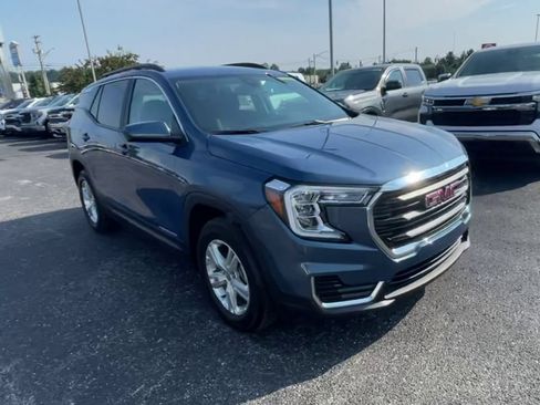 Used 2024 GMC Terrain SLE w/ Driver Convenience Package FWD image 3