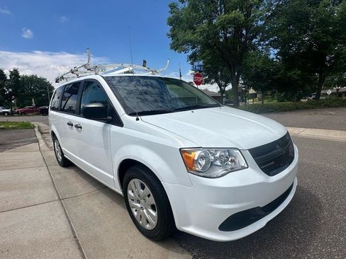Used 2020 Dodge Grand Caravan SE w/ UConnect Hands-Free Group FWD image 2