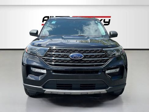 Used 2022 Ford Explorer XLT w/ Equipment Group 202A AWD/4WD image 2