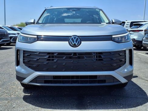 New 2025 Volkswagen Tiguan SE image 2