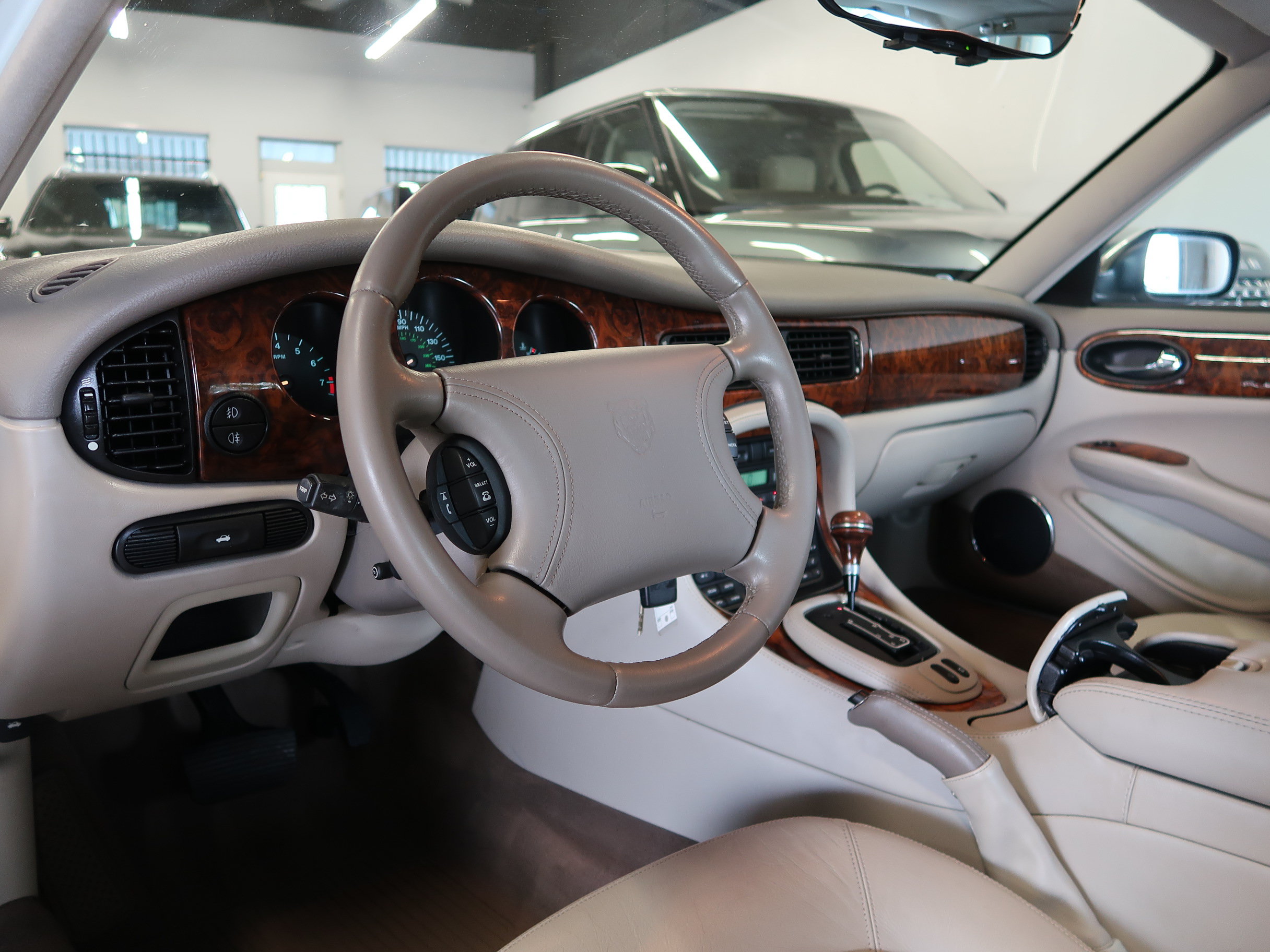 Used 1999 Jaguar XJ8 RWD image 17