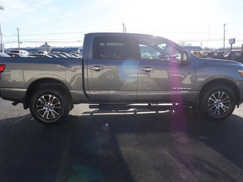Used 2021 Nissan Titan SV w/ SV Convenience Package image 6