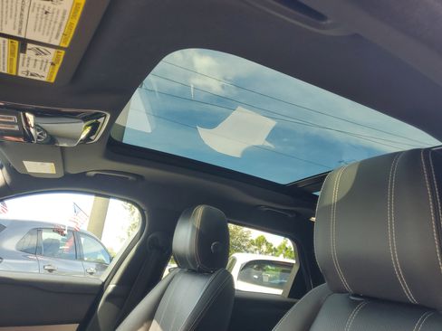 Used 2019 Land Rover Range Rover Velar S image 24