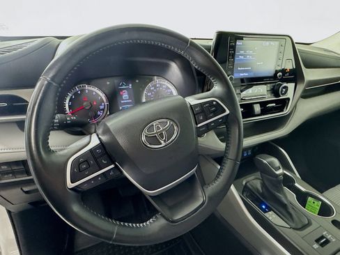 Used 2022 Toyota Highlander LE AWD/4WD image 8