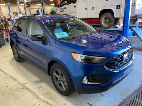Used 2023 Ford Edge SEL w/ Sport Appearance Package image 3
