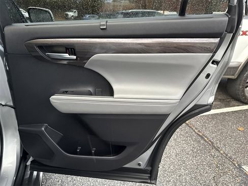 Used 2024 Toyota Highlander LE image 17