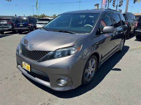 Used 2014 Toyota Sienna SE FWD image 4