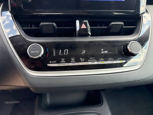 Used 2025 Toyota Corolla LE FWD image 17