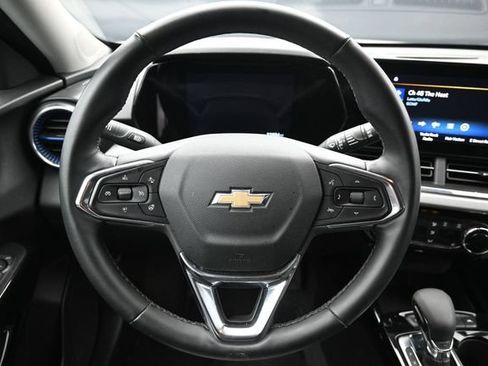 Used 2025 Chevrolet Trax LT w/ LT Convenience Package FWD image 15