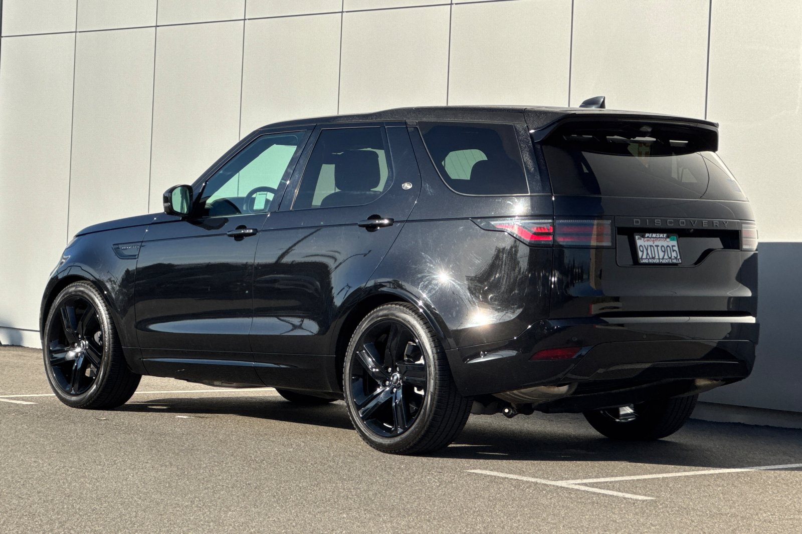 Used 2025 Land Rover Discovery Dynamic SE AWD/4WD image 3