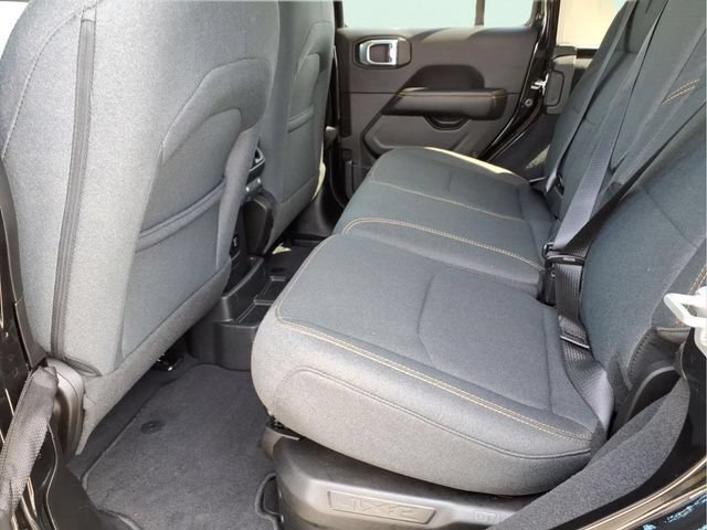 Used 2025 Jeep Wrangler Unlimited Sahara AWD/4WD image 16