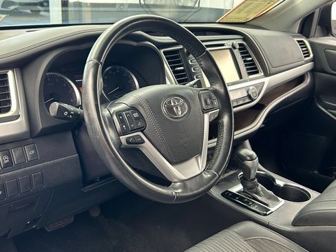 Used 2019 Toyota Highlander Plus FWD image 45