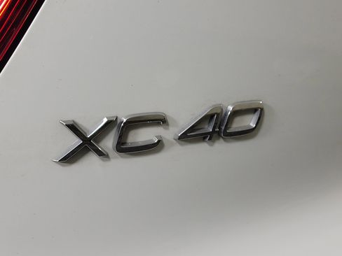 Used 2019 Volvo XC40 T5 Momentum image 7