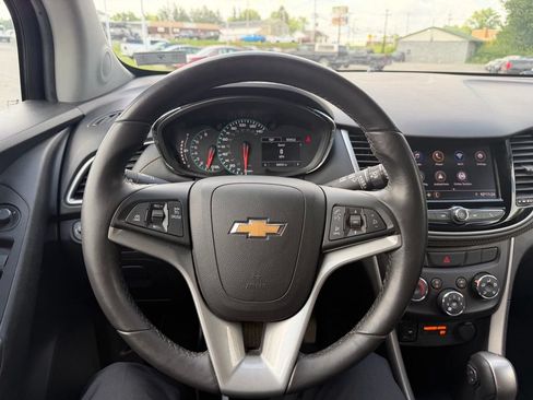 Used 2022 Chevrolet Trax LT w/ LT Convenience Package AWD/4WD image 24