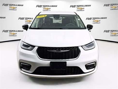 Used 2024 Chrysler Pacifica Select image 2