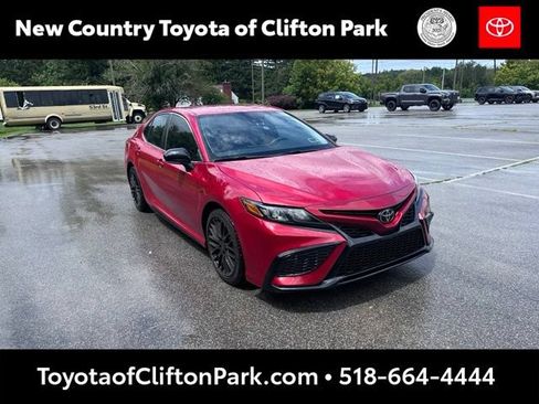 Used 2022 Toyota Camry SE FWD image 1