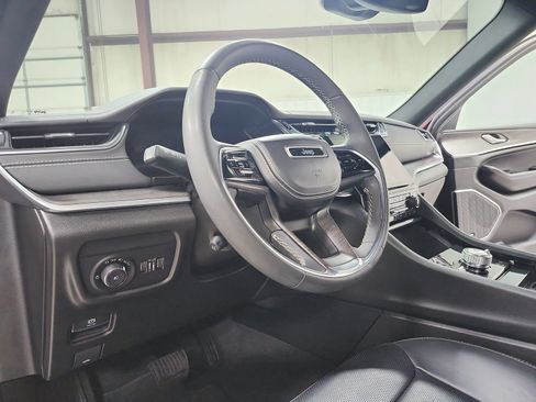 Used 2023 Jeep Grand Cherokee Overland AWD/4WD image 18