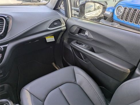 New 2026 Chrysler Pacifica Select image 18