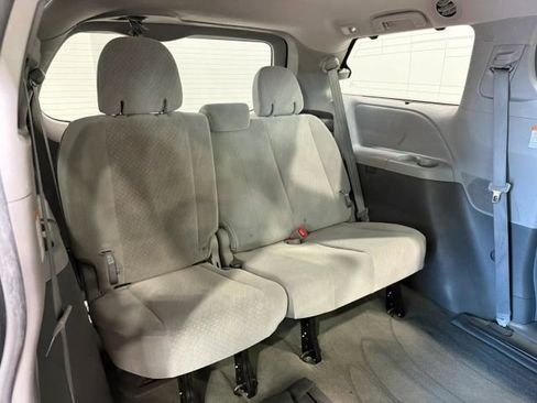 Used 2017 Toyota Sienna LE image 29