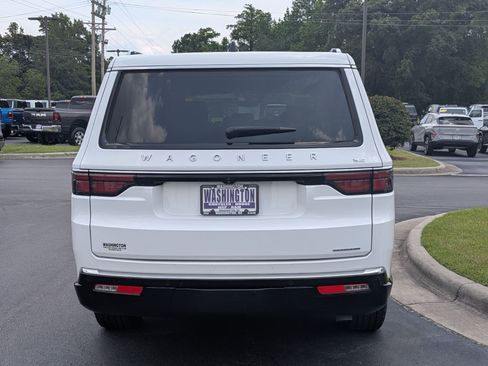 Used 2024 Jeep Wagoneer L Series II RWD image 6
