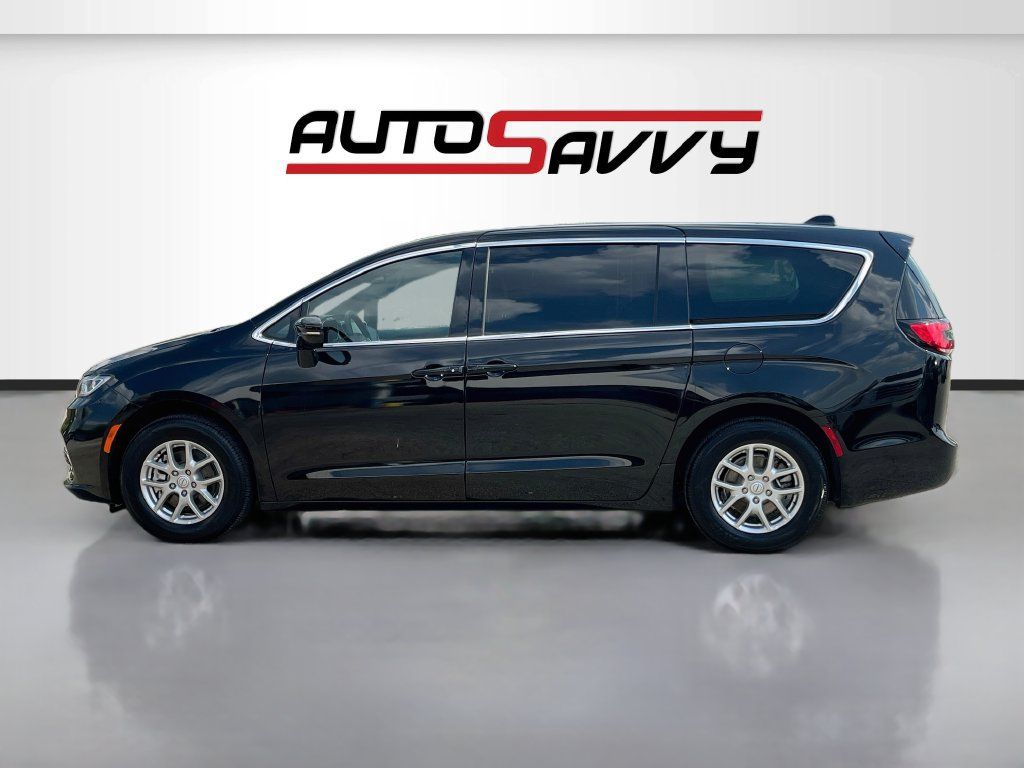 Used 2026 Chrysler Pacifica Select FWD image 4