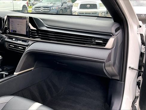 Used 2025 Toyota Camry SE image 17