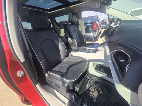 Used 2024 Chrysler Pacifica Limited w/ Uconnect Theater Family Group image 46