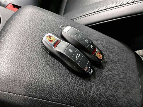 Used 2025 Porsche Macan w/ Premium Package Plus image 38