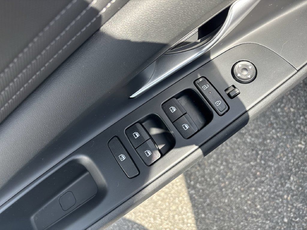 Used 2025 Hyundai Elantra SEL FWD image 15