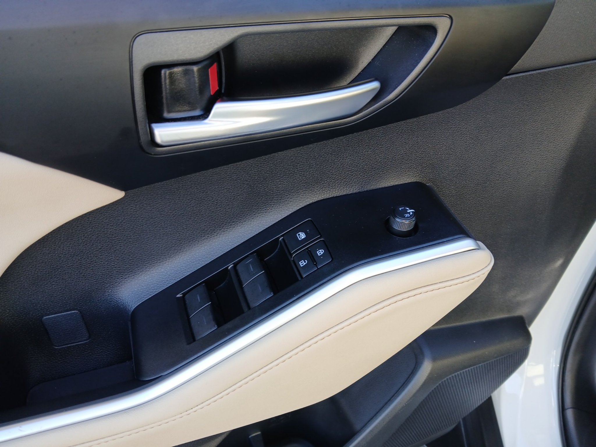 Used 2025 Toyota Highlander XLE FWD image 39